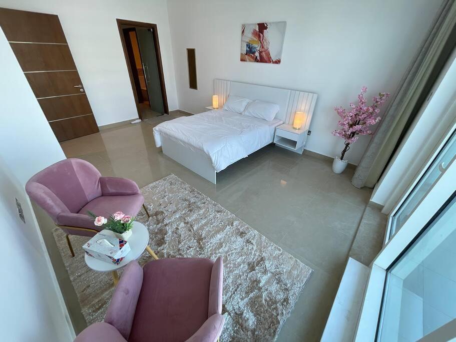 Newly Furnished 1 Bedroom Full *